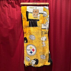 Peanuts NFL Pittsburgh Steelers Snoopy 60" x 70" Super Soft Plush Blanket